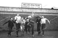 kids-playing-outside-Peel-Park-1962